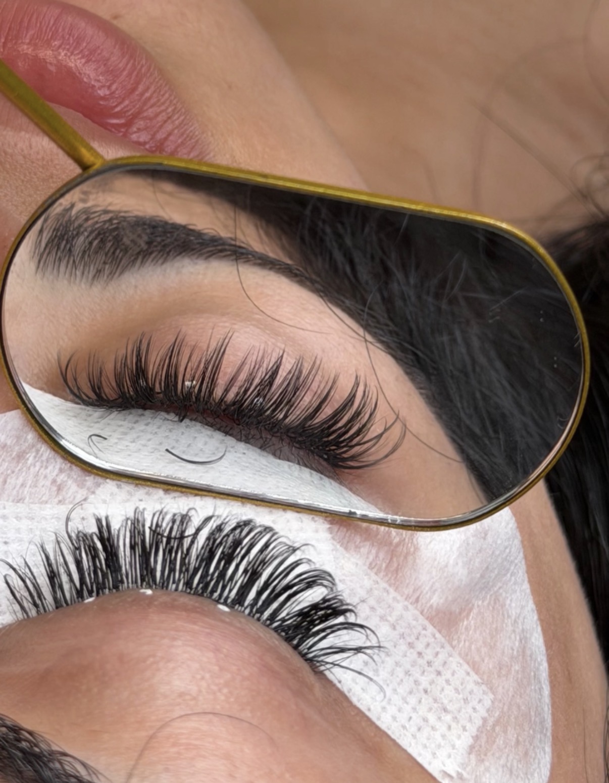 Wimpernbehandlung im Spiegel
